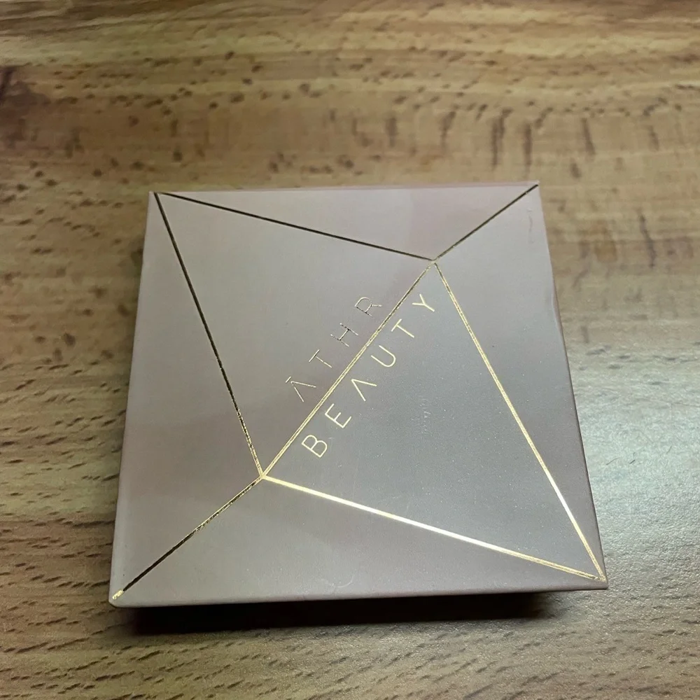 TYS BEAUTY Lip Crayon Liner & ĀTHR BEAUTY Diffused Reflections Bronzing Powder